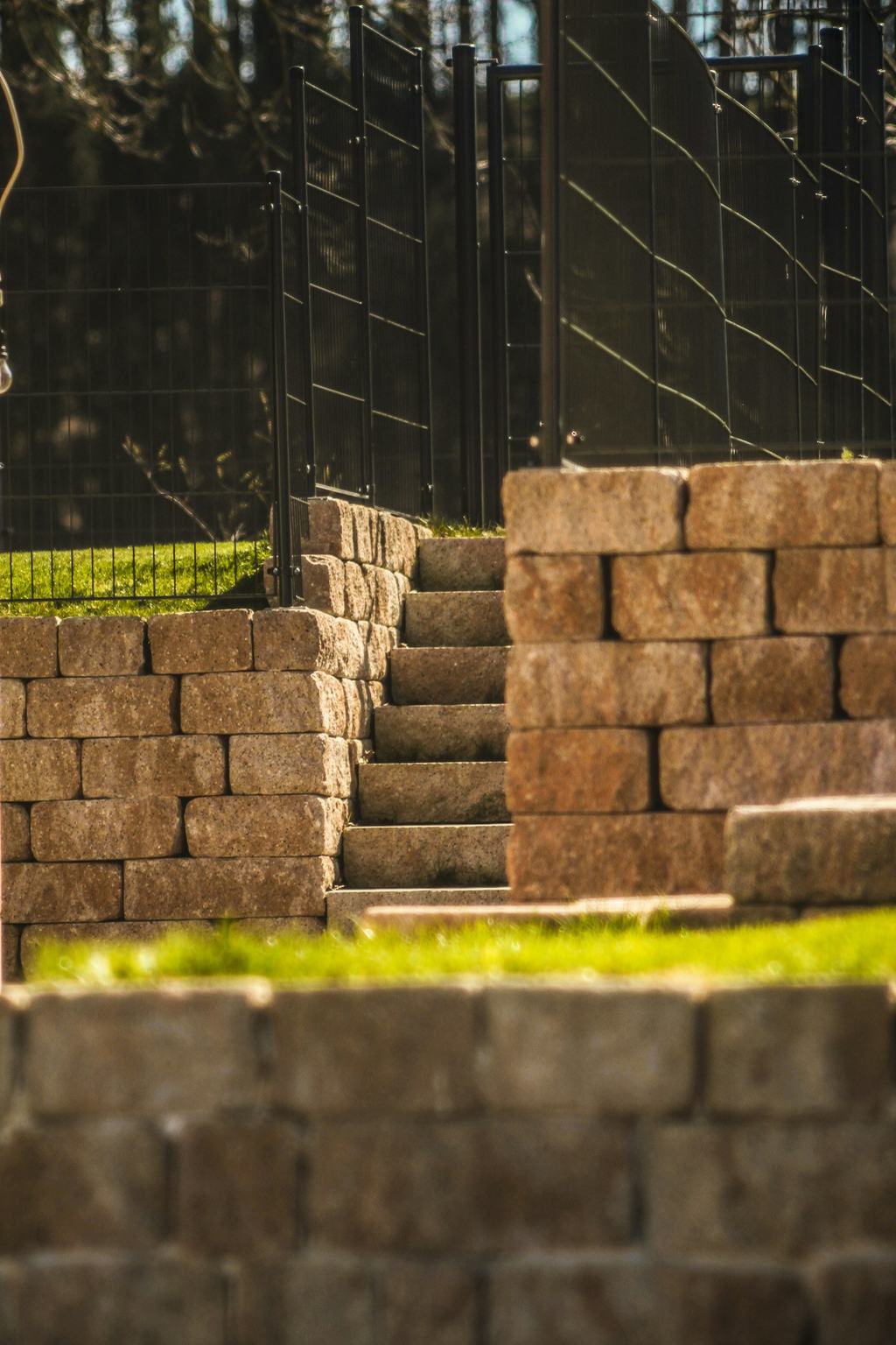 Block retaining wall with built-in steps