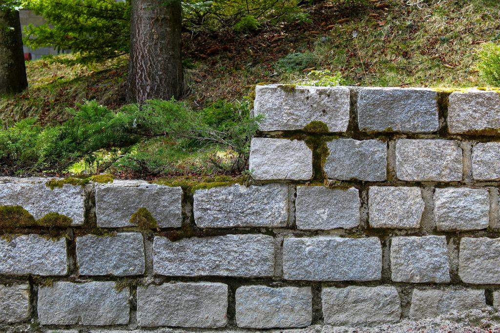 Stone block retaining wall